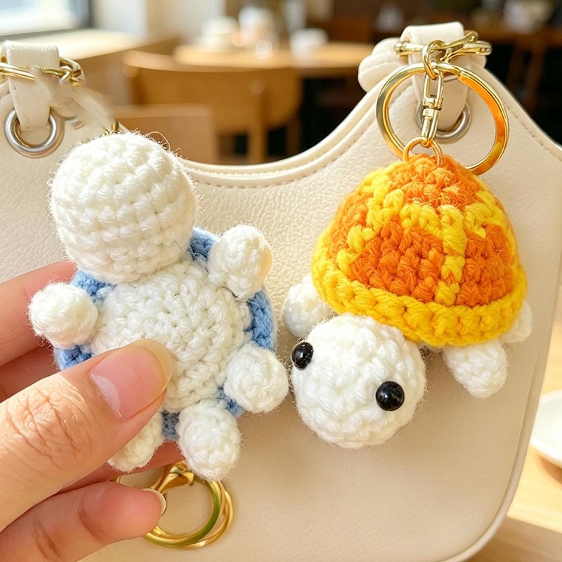 Mini Backpack Purse - 手編みのカメキーホルダー、ミニあみぐるみキーリング、バッグ、財布、バックパック用、柔らかいウールペンダント、かわいい動物チャーム、子供へのプレゼント
